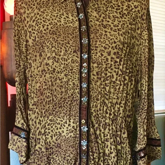 Leopard Print Button-Up Blouse Agora - Picture 2 of 2